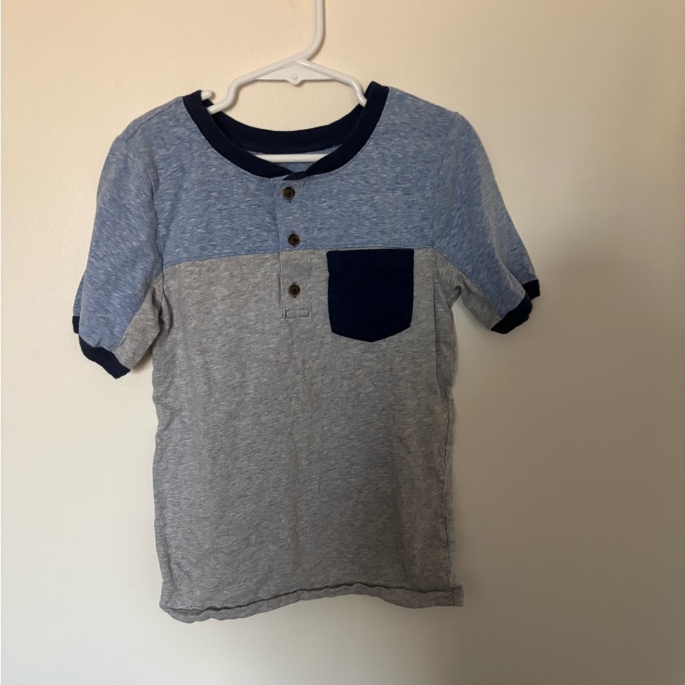 Carter’s Boys Short Sleeved Shirt.  Size 8